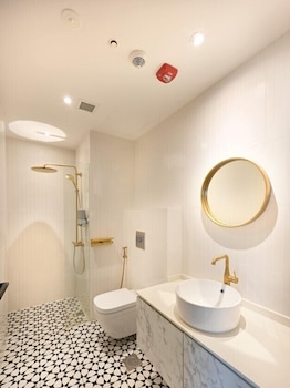 dream chaser boutique capsule hotel