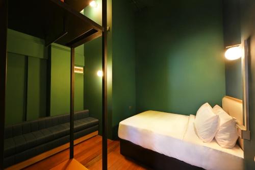 dream chaser boutique capsule hotel