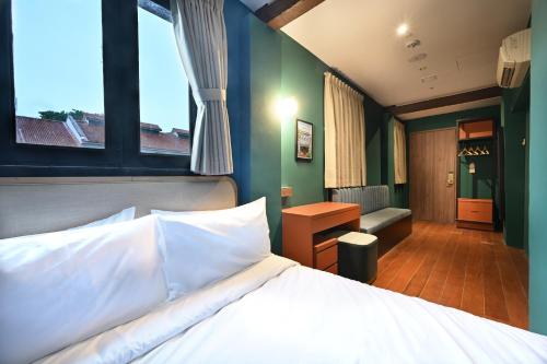 dream chaser boutique capsule hotel