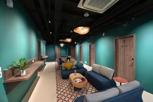 dream chaser boutique capsule hotel