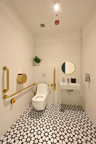 dream chaser boutique capsule hotel