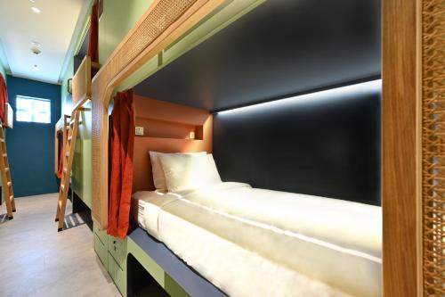 dream chaser boutique capsule hotel