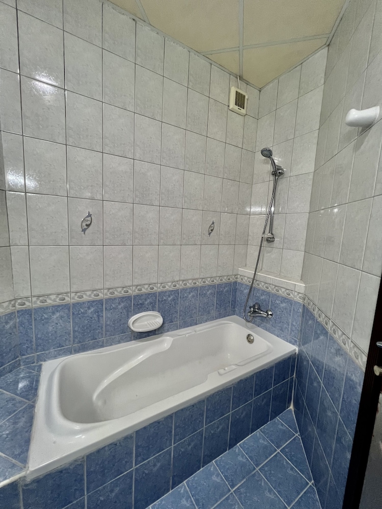 robin hostel for males