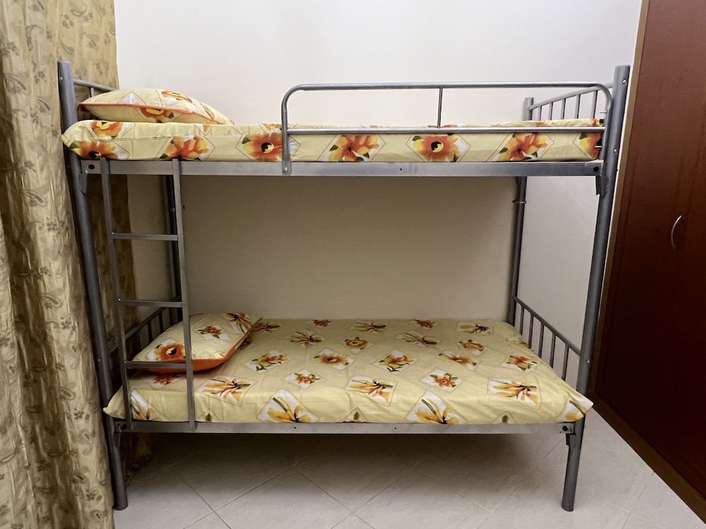 robin hostel for males