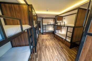 mad monkey hanoi hostel