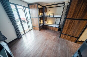 mad monkey hanoi hostel