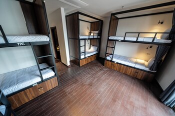 mad monkey hanoi hostel