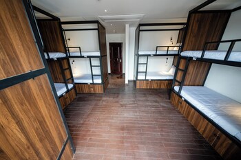 mad monkey hanoi hostel