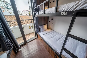 mad monkey hanoi hostel