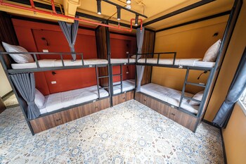 mad monkey hanoi hostel