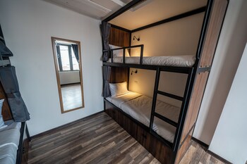 mad monkey hanoi hostel