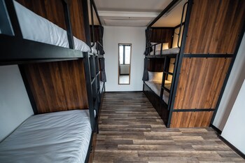 mad monkey hanoi hostel