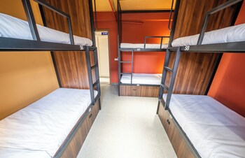mad monkey hanoi hostel