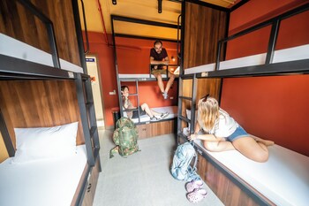 mad monkey hanoi hostel