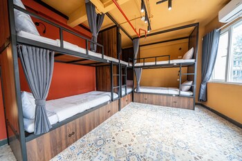 mad monkey hanoi hostel