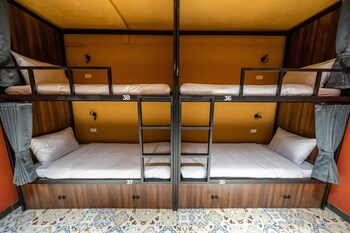 mad monkey hanoi hostel