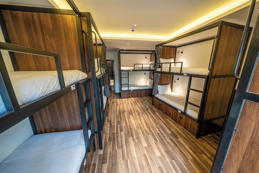 mad monkey hanoi hostel