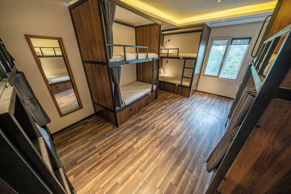 mad monkey hanoi hostel