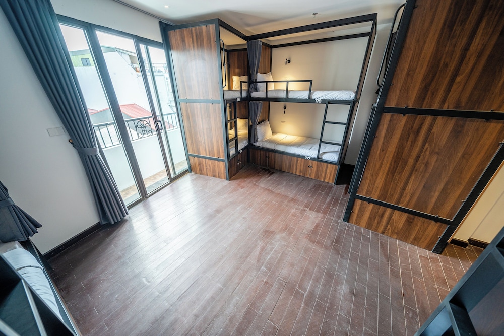 mad monkey hanoi hostel