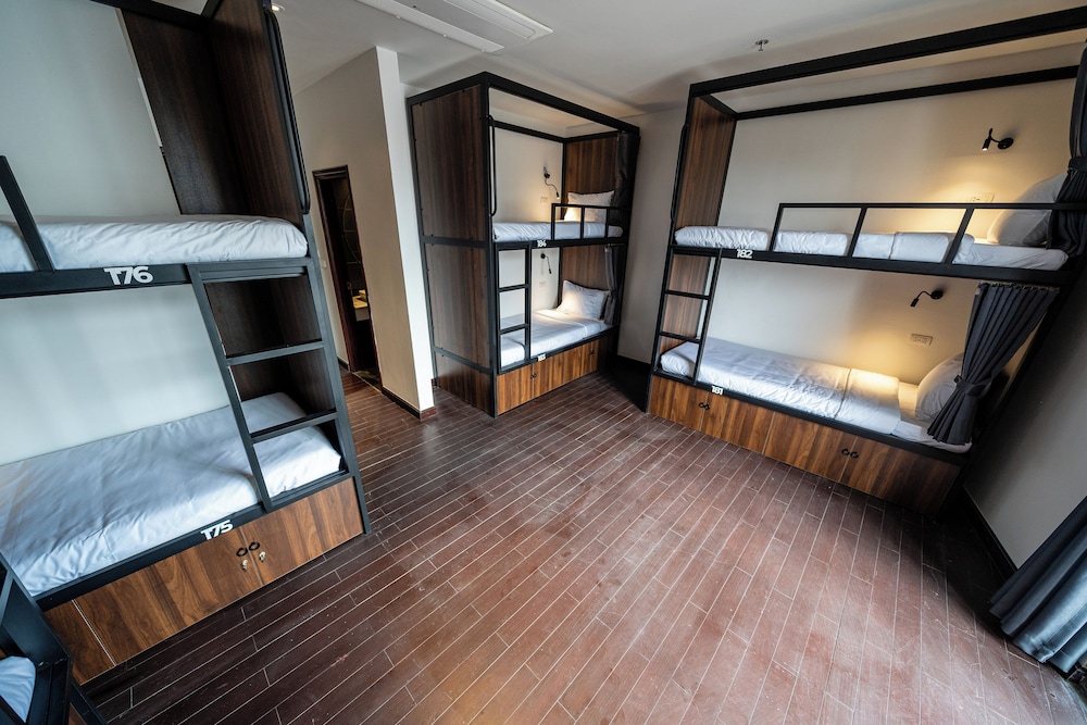mad monkey hanoi hostel
