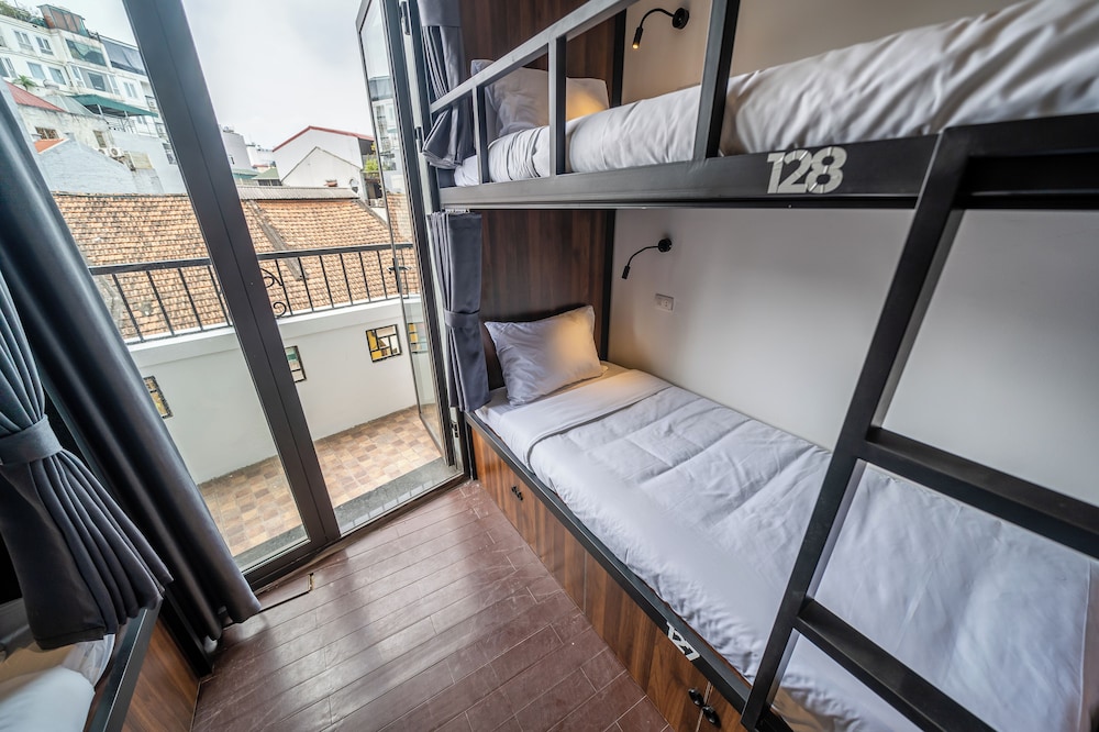 mad monkey hanoi hostel