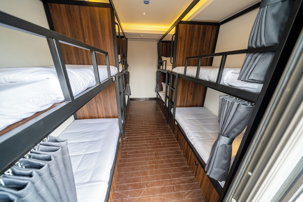 mad monkey hanoi hostel