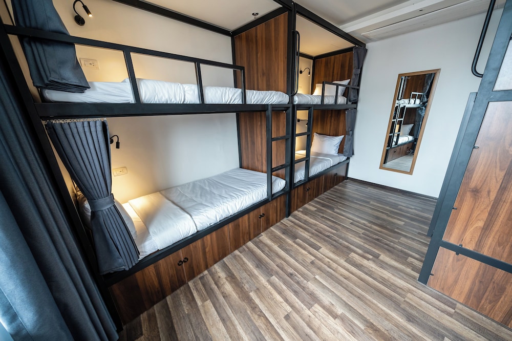 mad monkey hanoi hostel