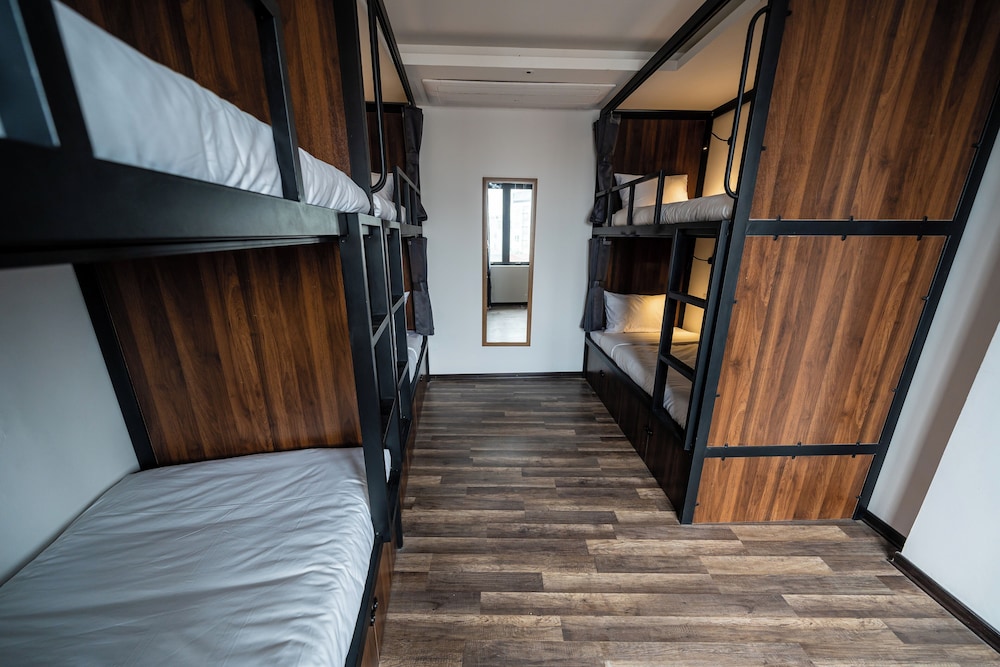 mad monkey hanoi hostel