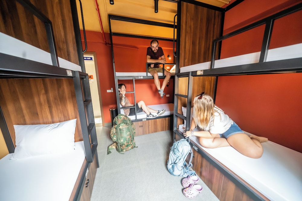 mad monkey hanoi hostel