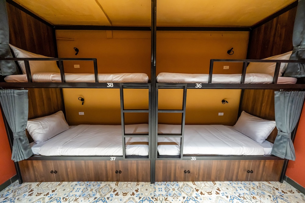 mad monkey hanoi hostel