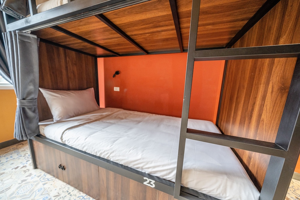 mad monkey hanoi hostel