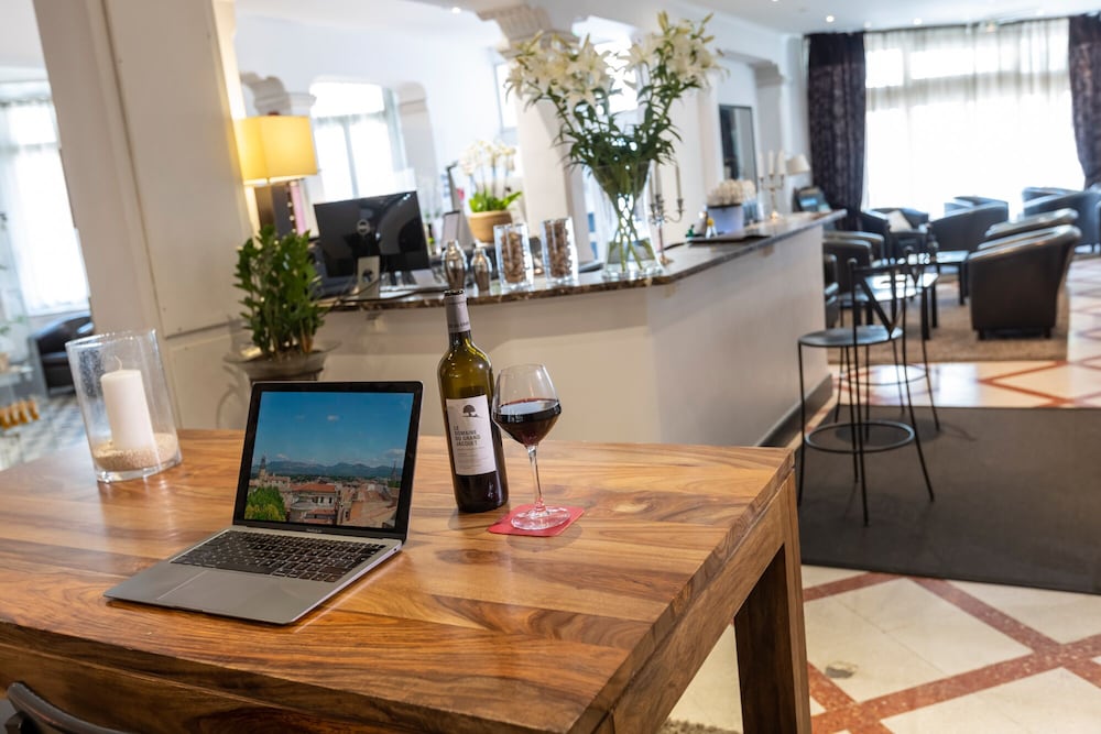 best western le comtadin