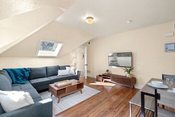 victorian home w loft style apt in old town
