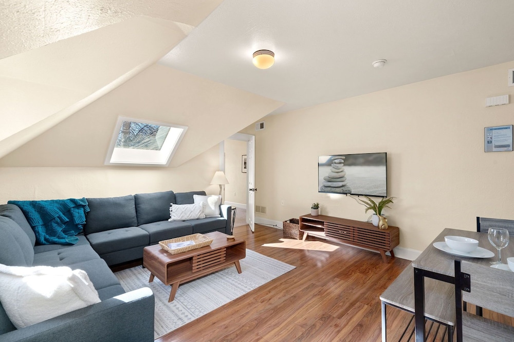 victorian home w loft style apt in old town