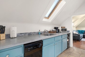 victorian home w loft style apt in old town