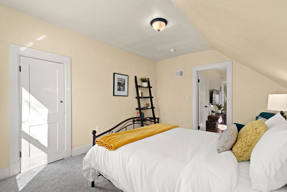 victorian home w loft style apt in old town
