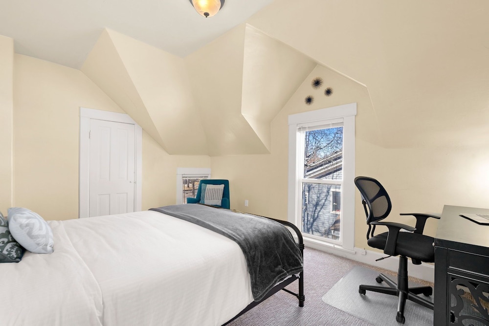 victorian home w loft style apt in old town