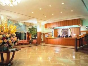 lakeside resort hotel