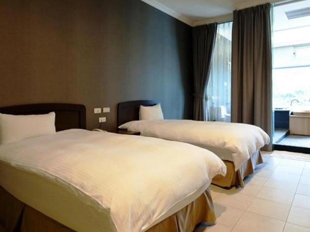 lakeside resort hotel