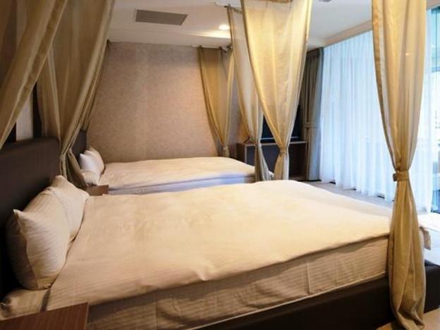 lakeside resort hotel