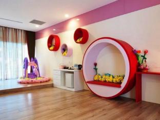 lakeside resort hotel