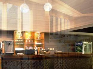 lakeside resort hotel