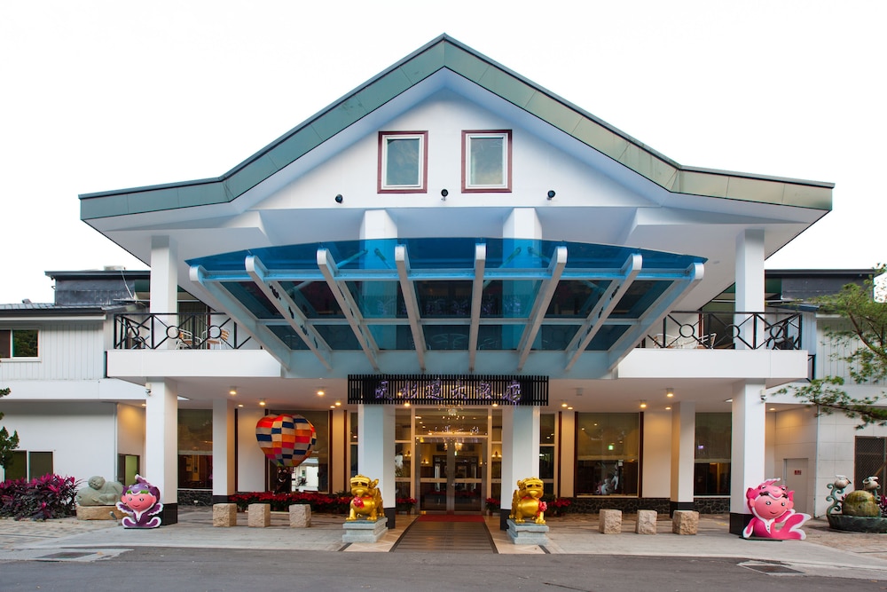 lakeside resort hotel