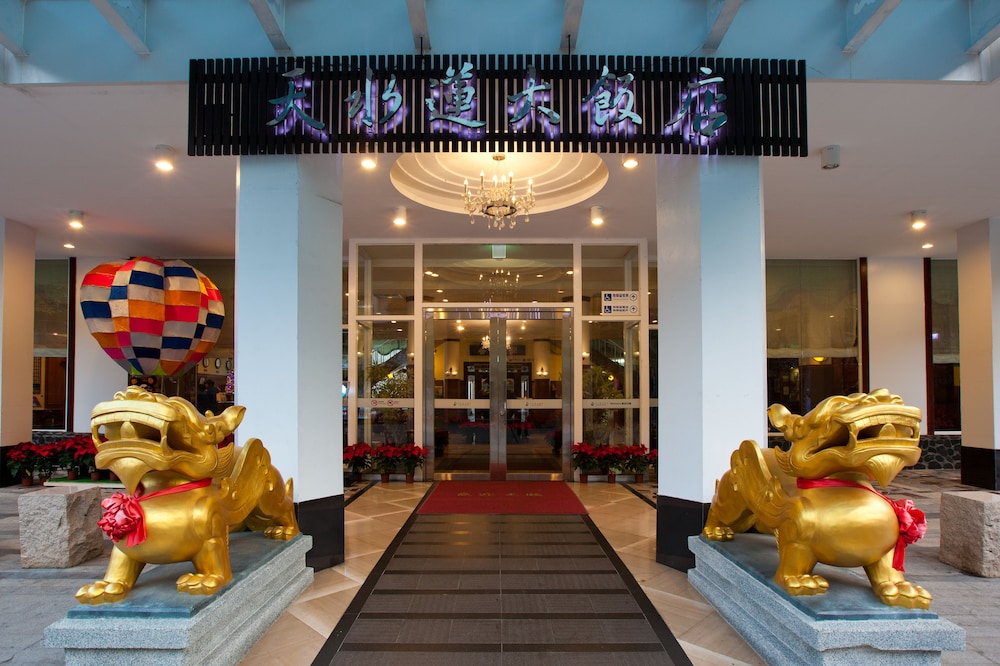 lakeside resort hotel