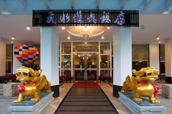 lakeside resort hotel