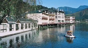 lakeside resort hotel