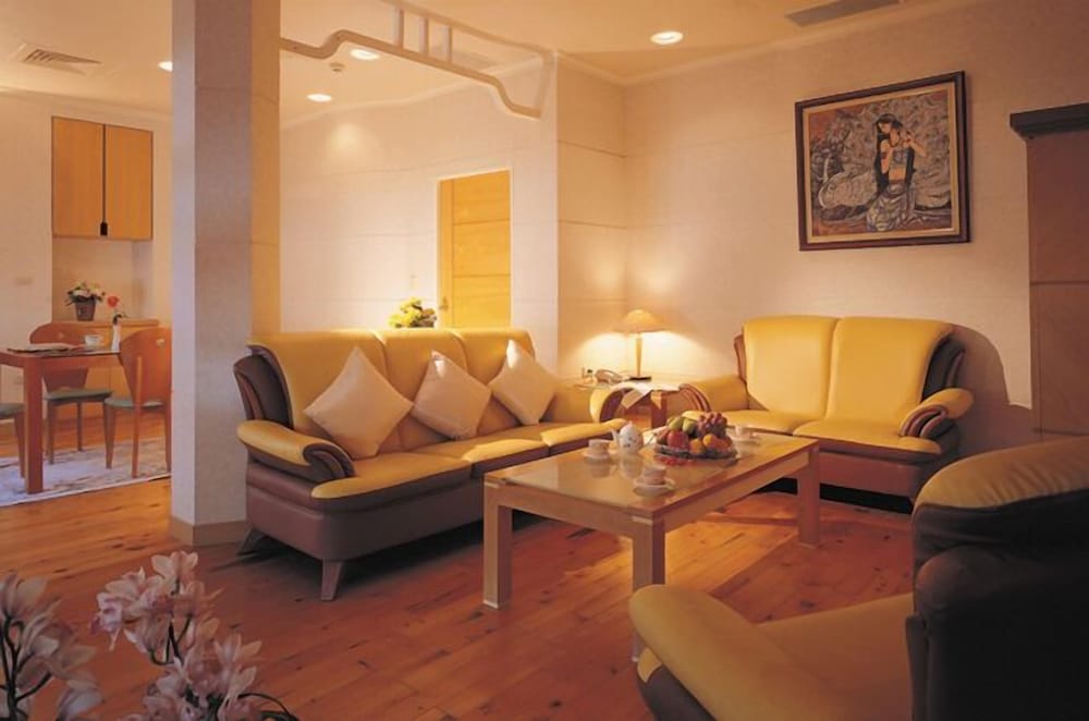 lakeside resort hotel