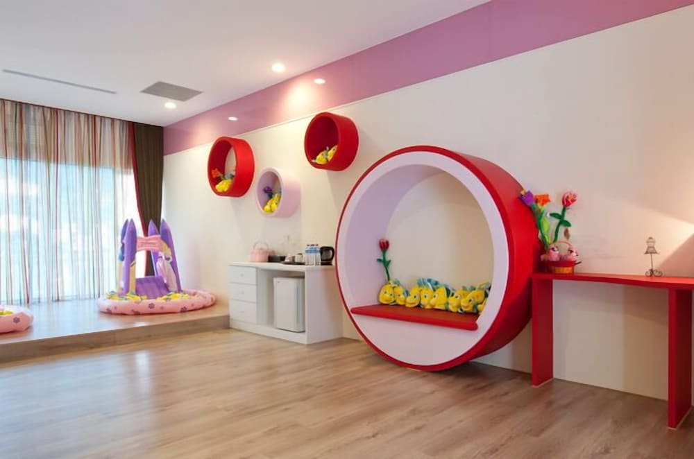 lakeside resort hotel