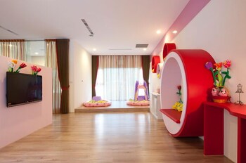 lakeside resort hotel