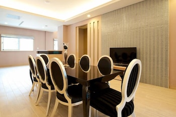 lakeside resort hotel